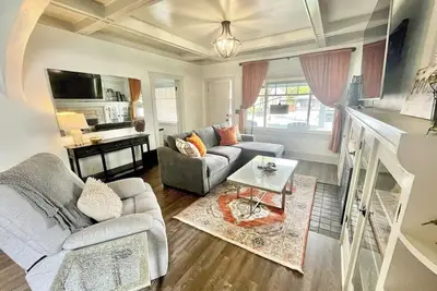 Image de Urban Bungalow-near park, Isu, hospital, & freeway