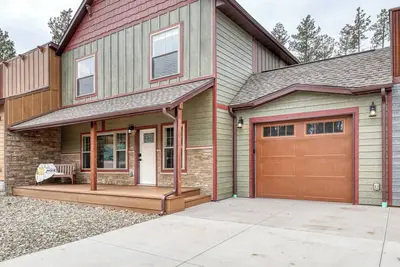 Image de Rockerville Gold Town Lodging #7-Badlands Retreat Near Mt. Rushmore - This two-bedroom condo is your perfect home base for adventure and relaxation. Just minutes from Mount Rushmore, Crazy Horse Memorial, Custer State Park, Sturgis, and the Badlands.