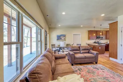 Image de Rockerville Gold Town Lodging #12-This two-bedroom condo is your perfect home base for adventure and relaxation. Just minutes from Mount Rushmore, Crazy Horse Memorial, Custer State Park, Sturgis, and the Badlands.