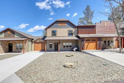 Image de Rockerville Gold Town Lodging #15-This two-bedroom condo is your perfect home base for adventure and relaxation. Just minutes from Mount Rushmore, Crazy Horse Memorial, Custer State Park, Sturgis, and the Badlands.