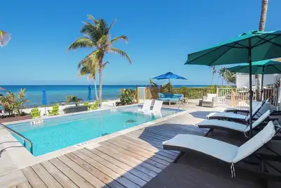 Image de Escape to Bliss: Grand Cayman Villa steps from the Beach with Pool