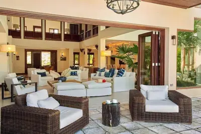 Image de Newly built modern style luxury villa with a private white sand beach cove.
