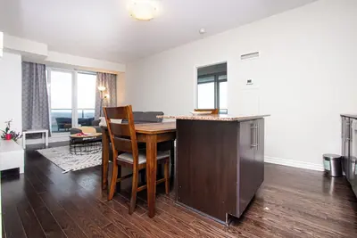Image de Entire 2 Bedroom unit/ Parking/ Bayview & Sheppard