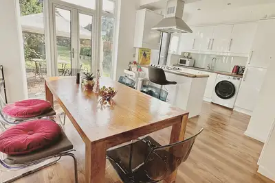 Image de Urban Oasis entire house 3 beds 2 living room with expansive garden