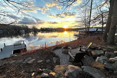 Image de Stairway To Heaven Lakeside guest house with dock and firepit. Waterfront Wi-fi