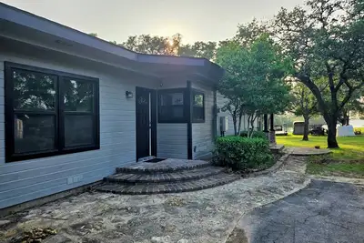 Image de Newly Renovated 1. 5 Acre Lake Front Home with Game Room and Direct Lake Access.