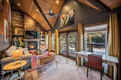 Image de 5 Br Lakefront Cabin With Pool, Kayak, Bbq, Boat Launch, Game Room