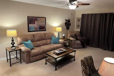 Image de Southern Comfort - Beautiful and spacious 2/2 condo - pool and nature view!