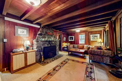 Image de Unwind in nature's embrace at a 1925 cabin with hot tub & river views