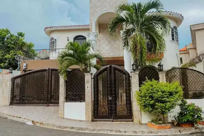 Image de Gorgeous 4 bedroom 5 bed Mini Mansion\nWith Pool