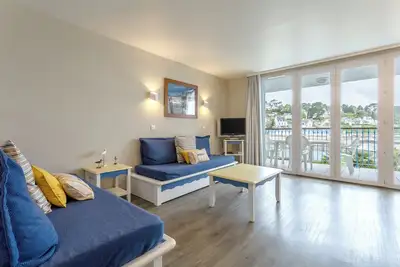 Image de Appartement 'Appartement Vue Mer Sur Plage' avec vue sur la mer, piscine partagée et Wi-Fi