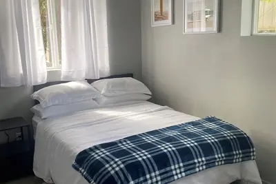 Image de Tranquil, minimalist home just a short walk from rugged dunes.