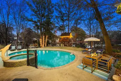 Image de Private Pool, Game Room, Pool Table  & 20 Minutes to Atl Attractions & $150 in activities included!