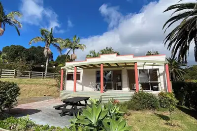 Image de Lil Pink Gin - Across The Road From Cable Bay