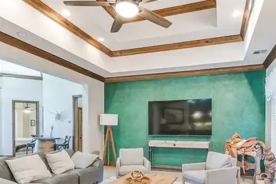 Image de 6br Farm for Holiday Gatherings | Farm Animals, Full Kitchen, Hot Tub #Skelly