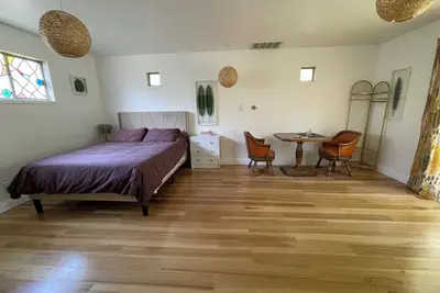 Image de Bright, Private Bohemian Cottage in Peaceful Woodlake ~8 mins to Midtown