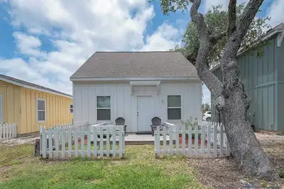 Image de This cottage is a 3 bedroom(s), 2 bathrooms, located in Rockport, Tx.