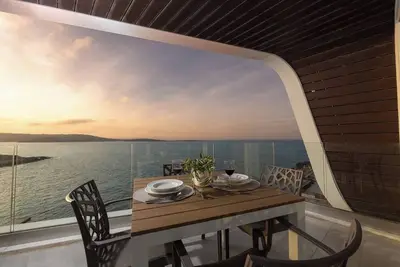 Image de Elegant seaview apartment in the heart of Bugibba 🌴 Enjoy modern design, a cozy bedroom, and a bright living area with a private terrace overlooking the Mediterranean — perfect for a relaxing coastal escape 🌊✨