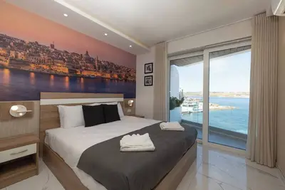 Image de Modern Bugibba apartment right by the beach 🌊 Featuring 2 bedrooms, 2 bathrooms, fast Wi-Fi, Ac, Smart Tv and a fully equipped kitchen — perfect for a relaxed seaside getaway 🌴🌺