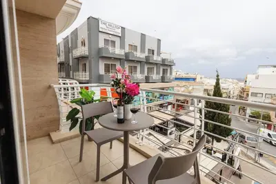 Image de Relax in style at The Pinnacle 🌺✨ A bright 2-bedroom retreat with sunlit living spaces, modern comfort, and a welcoming holiday vibe. 🏖️🌴