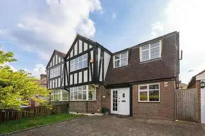Image de 5 Minutes walk from Barnet Underground, Lovely 5 bedroom House with Office!
