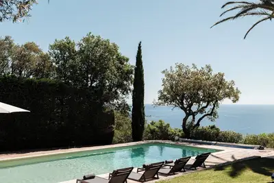 Image de Spacious 4 bedroomed villa, heated pool + fabulous sea views, near St Tropez.