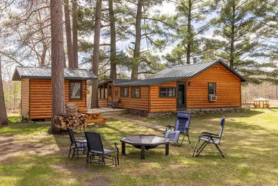 Image de 100+ Remodeled Log Cabin-lake access-private dock