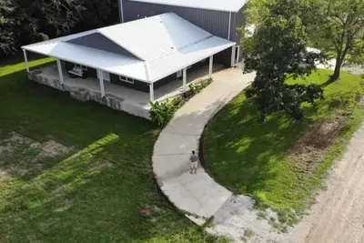 Image de Barndo near Cedar Creek Lake!