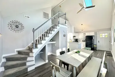 Beachy Second Floor Apartment Near Newport