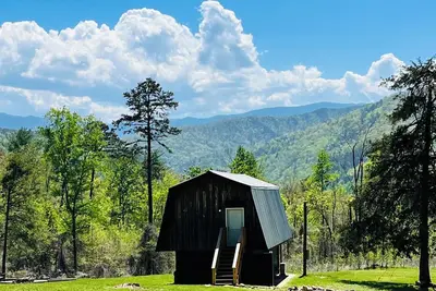 Image de Stunning Views of the Great Smoky Mountains in New Barndominium!