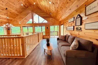 Image de Brand New Construction! Secluded yet Close to most attractions, and Views!