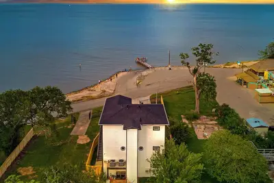 Image de Waterfront Home w/ Views - Hot Tub + Movie Theatre