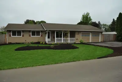 Image de Cozy place for families, couples & friends. Hot tub awaits. Central to activity.