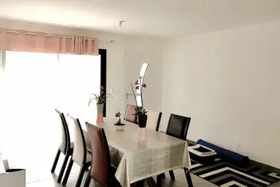 Image de Villa avec piscine près de la mer