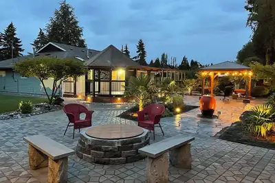Image de Escape to your Private Oasis: Spacious Bellevue Home with Resort-Like Backyard!