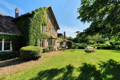 Image de Ancienne ferme pleine de charme dans les champs