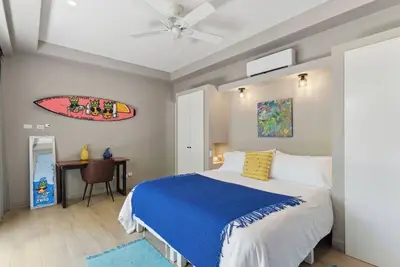 Image de Artsy  Retreat - Gated, Pool, Work-Ready Spaces