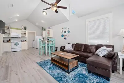 Image de 2 bedroom 2 bath cottage sleeps 6! Community Pool