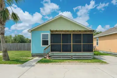 Image de This cottage is a 2 bedroom(s), 2 bathrooms, located in Rockport, Tx.