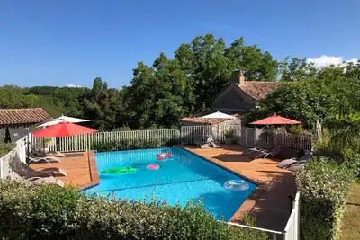 Image de Hameau de 3 maisons individuelles en pierre avec piscine à débordement