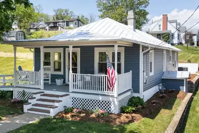 Image de The All-American Cottage Seconds from Gypsy Hill Park! Kid and Pet friendly!