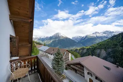 Image de Chasa Rosa 3: 3. 5-room apartment in the idyllic and sun-drenched mountain village of VnĂ