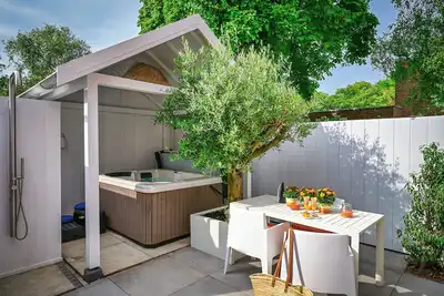 Image de Luxe Coastal Hideaway in Centrum Bergen met Airco, Zonnige Privé-tuin & Whirpool