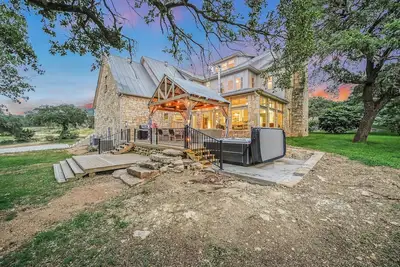 Image de Hidden Hills I Family Vacation, Hot tub, Sleeps 24, 56 scenic acres for hiking!