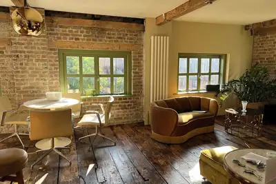 Image de Historical converted warehouse on river walkway, 1 tube stop to London Bridge