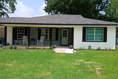 Image de Lakehouse getaway, with a cabin in the back.