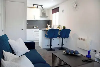 Peaceful and cozy 1 bed flat in Heathrow area. Plenty of Free parking space.