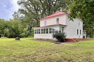 Image de 1920s farmhouse with a water view, and 6 miles to downtown Clarksville.