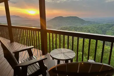 Image de Breathtaking Views! Spacious Cabin, HotTub, pool table near Pf & Gatlinburg ⛰️