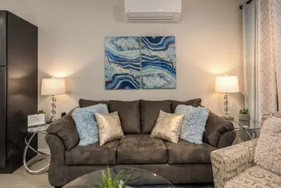 Image de Gorgeous 1-Bed Apartment-Walk to Uptown! Lightning Fast WiFi@In-Unit W/D@Keurig